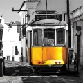 zolty-tramwaj-lizbona-do-salonu-plakat-fragment.webp