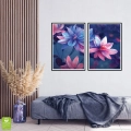 zestaw-2-plakatow-granatowo-rozowe-lilie-wodne-czarna-wnetrze.webp