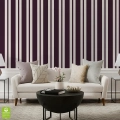 tapeta-na-wymiar-w-pasy-plum-stripe-sliwkowa-wnetrze1.webp