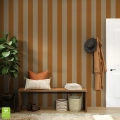 tapeta-na-wymiar-w-pasy-honey-stripe-miodowa-wnetrze1 .webp
