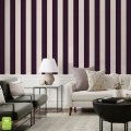 tapeta-na-wymiar-w-pasy-plum-stripe-sliwkowa-wnetrze1.webp