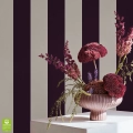 tapeta-na-wymiar-w-pasy-plum-stripe-sliwkowa-wnetrze2.webp
