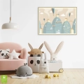 plakat-gorski-krajobraz-balony-i-pociag-bezowy-blekitny-pastelowy-plakat-zlota-wnetrze.webp