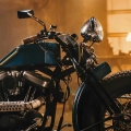 obraz-szklo-klasyczny-motocykl-w-stylu-retro-fragment.webp