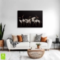 obraz-szklo-druzyna-zurawi-w-czerni-nad-sofa-orientacja-pozioma.webp
