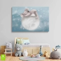 obraz-na-plotnie-maly-mis-koala-spiacy-na-ksiezycu-wnetrze.webp