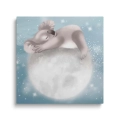 obraz-na-plotnie-maly-mis-koala-spiacy-na-ksiezycu-kwadrat.webp