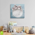 obraz-na-plotnie-maly-mis-koala-spiacy-na-ksiezycu-wnetrze-kwadrat.webp