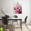 obraz-na-szkle-akrylowym-kwitnaca-gałaz-wisni-wnetrze.webp