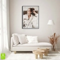 Plakat Dziewczyna z filiżanką kawy czarna ramka w pokoju