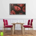 Plakat Duże czerwone kwiaty czarna ramka w pokoju