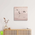obraz-szklo-lot-flamingow-wnetrze-kwadrat.webp