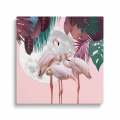 obraz-szklo-piekne-flamingi-na-tle-ksiezyca-i-tropikalnej-roslinnosci-kwadrat.webp