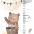 miarka-wzrostu-na-sciane-naklejka-dla-dzieci-niedzwiadek-latajacy-balonem-zblizenie.webp