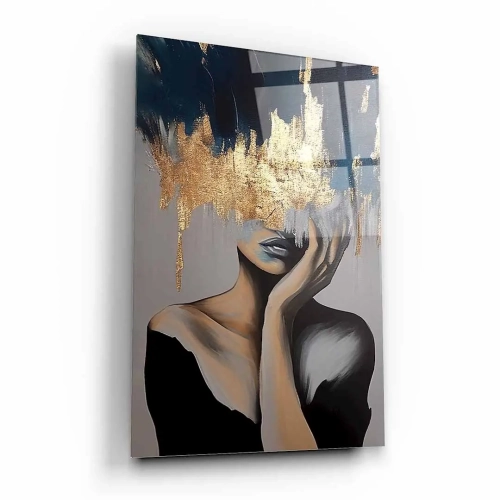 obraz-na-szkle-akrylowym-portet-kobiety-za-zlota-zaslona-bok.webp