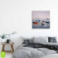 obraz-na-plotnie-kolorowe-lodki-i-spokojne-morze-wnetrze-kwadrat.webp