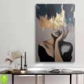 obraz-szklo-portret-kobiety-za-zlota-zaslona-wnetrze.webp