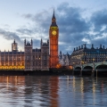 Fototapeta-Oświetlony-londyński-Big-Ben-Fragment.jpg