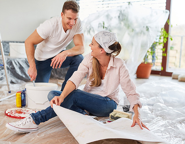 Tapetowanie ścian. Z pomocą fachowca czy bez?